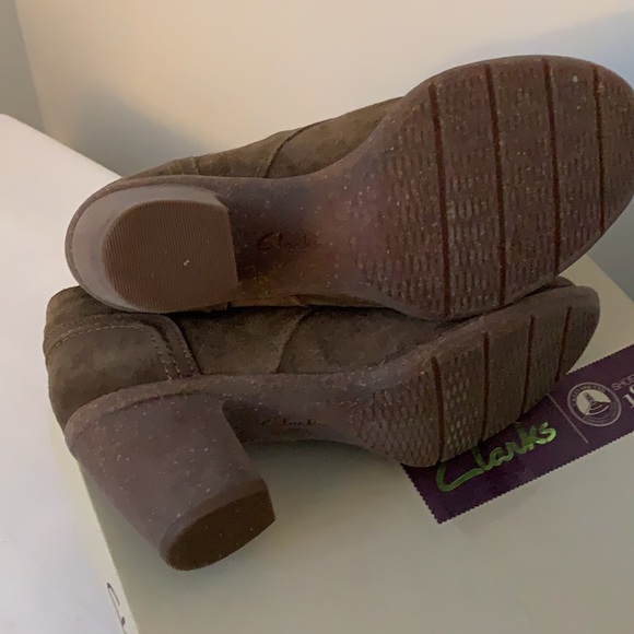 Clarks Carleta Lyon khaki suede Ankle Bootie - Picture 9 of 10